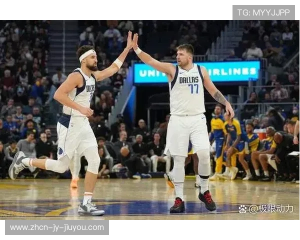 东契奇精准传球助外线队友再中三分，独行侠稳住节奏